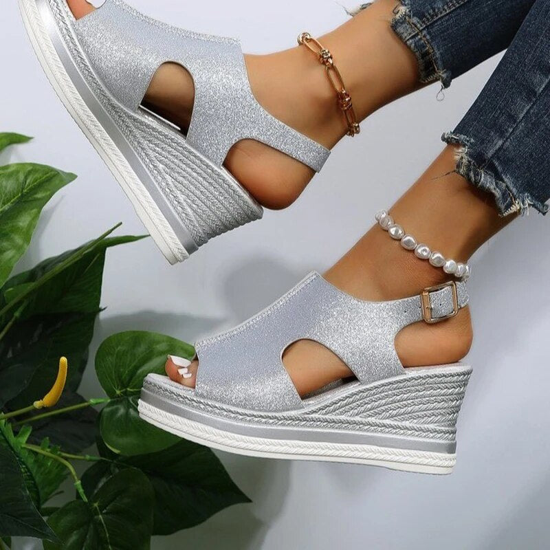 Maeve – Entspannte Keilsandalen