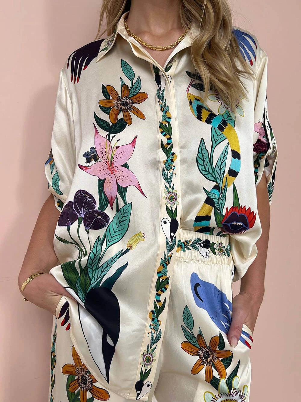 Nika | Resort Vibes Satin einzigartiges Druck-Shirt und Hosen-Set Fit